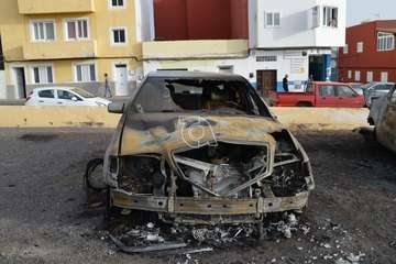Cinco vehículos calcinados un incendio intencionado en un solar de El Ejido-Telde/TA.